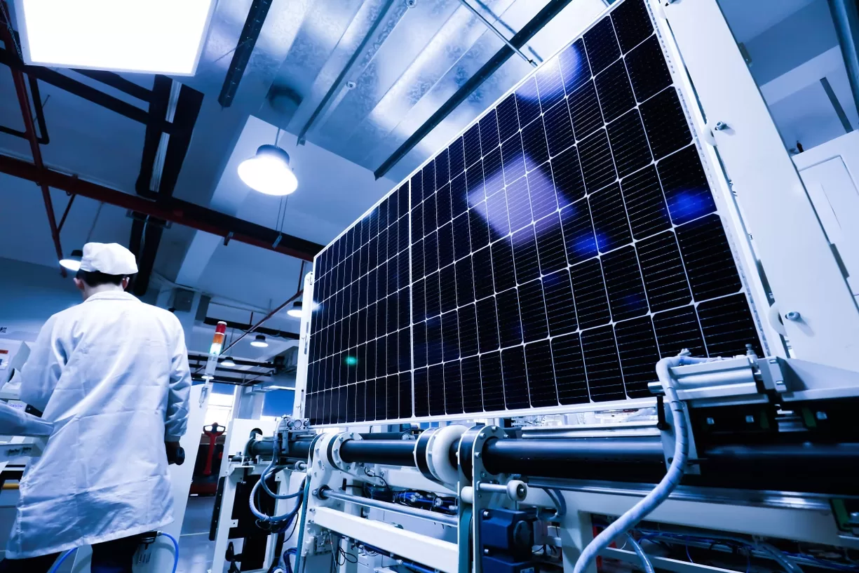 Ce mai aduce nou LONGi în 2026: tehnologie, siguranță și proiecte fotovoltaice mai profitabile